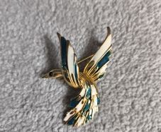 Gold tone fly bird brooch