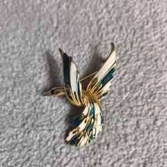 Gold tone fly bird brooch