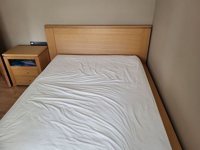 King size bed & 2 lockers