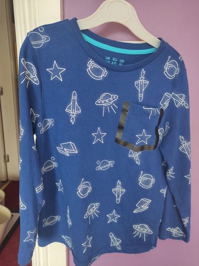 Astronaut style top barely used 6/7 years PRICE 8 EURO