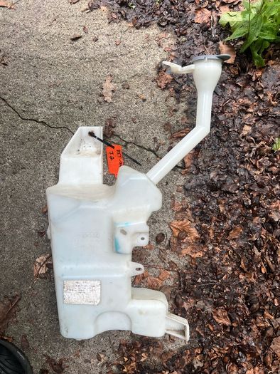 Nissan Qashqai washer bottle
