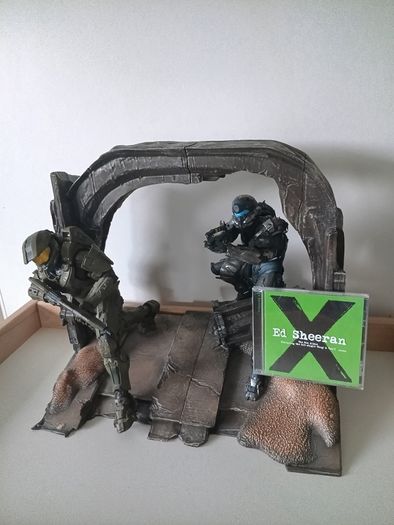 Halo 5 Guardians  Limited Collectors Edition Master Chief vs Spartan Locke Statue