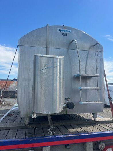 Milk tank