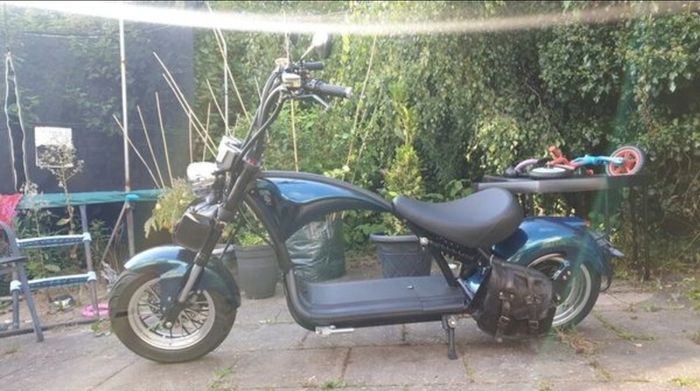 Fully Electric Chopper/Harley looks like a motorbike with matching side boxes