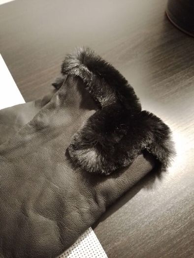 Black ladies leather gloves