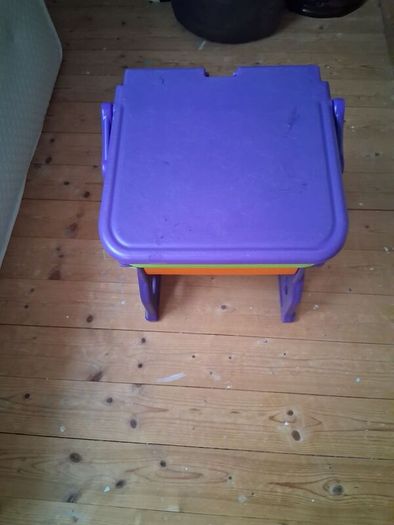 Free child's small desk table