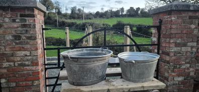 2 galvanised wash basin. One is 60 liter and one is about 40.