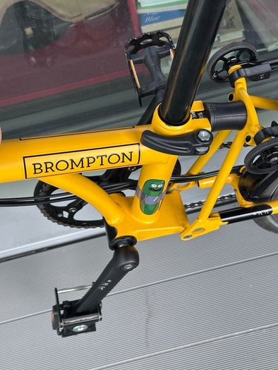 Brompton C Line 6-speed Bumblebee Yellow with accessories