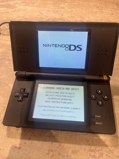 DS lite with 2 games