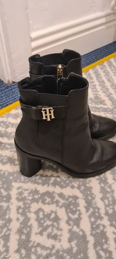 Tommy Hilfiger size 5