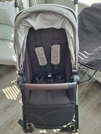 Silver Cross Pioneer Pram & Carrycot - Near New Condition