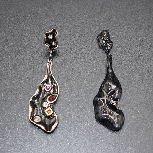 Beautiful pair earrings by R'Laith black wine color gold