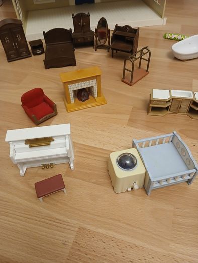 Sylvanians dolls house + furniture
