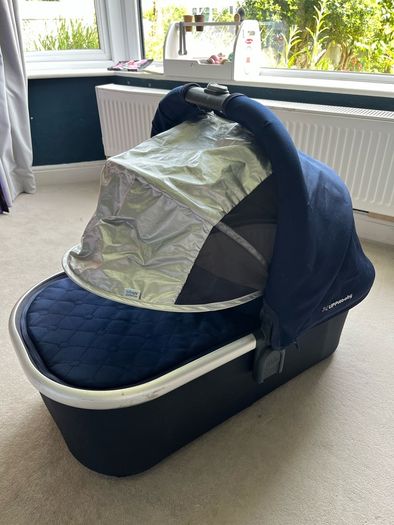 Uppa Baby Vista Carrycot V1 .