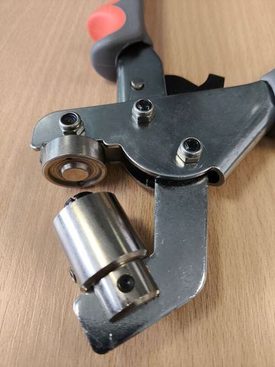 Grommet Eyelet Pliers works only with 10mm eyelets