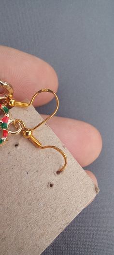 Vintage jewelry is sold individually for 5 to 10 euros