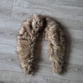 Plush brown faux fur collar
