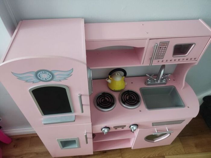 Girls pink kitchen