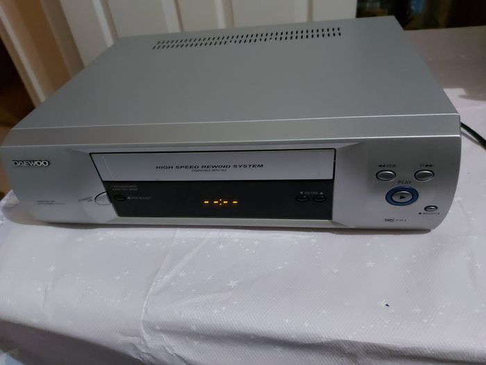 DAEWOO VHS Player, Silver, Model No. ST220PI, in excellent condition, seems to be working fine
