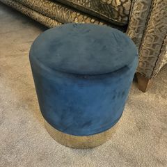 Blue poof