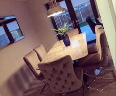 Extendable dining table and 6 chairs