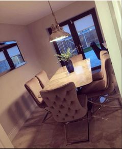 Extendable dining table and 6 chairs