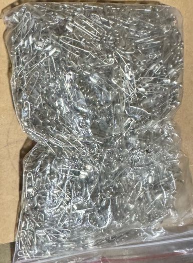 Brand new small safety pins 1000 pieces