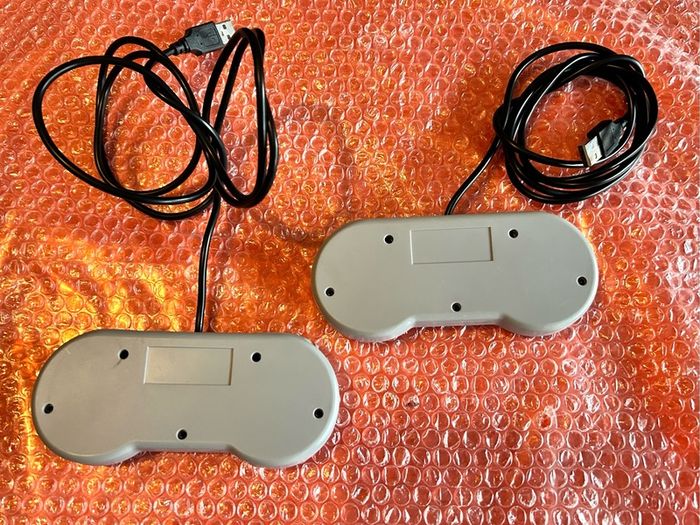 Pair of wired USB SNES controllers. PC MAC SWITCH