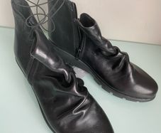 BNWT Leather Boots, Size 4