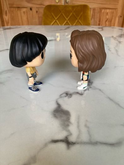 stranger things Mike and 11 Funko Pops with xxl Pull and Bear T shirt