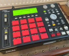 AKAI MPC 1000 sample sequencer studio midi