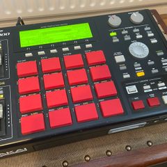 AKAI MPC 1000 sample sequencer studio midi