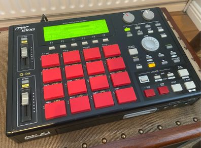 AKAI MPC 1000 sample sequencer studio midi