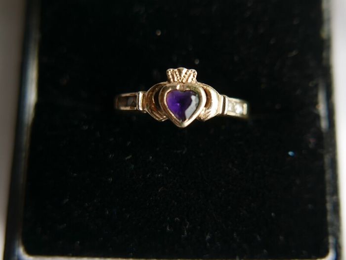 Vintage 9Ct Yellow Gold 375 Amethyst Claddagh Ring size K  1,83g