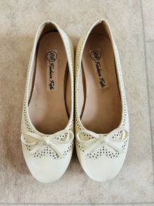 Girls Cream Ballet shoes Size 33 UK1