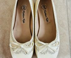 Girls Cream Ballet shoes Size 33 UK1