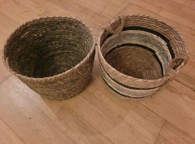 2 x round baskets approx 27cm inner