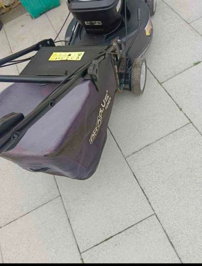 Pro Plus self or lawnmower with Briggs and stratton engine 675 EX series 190 cc and 23 inch aluminium cut in excellent working condition with full service.