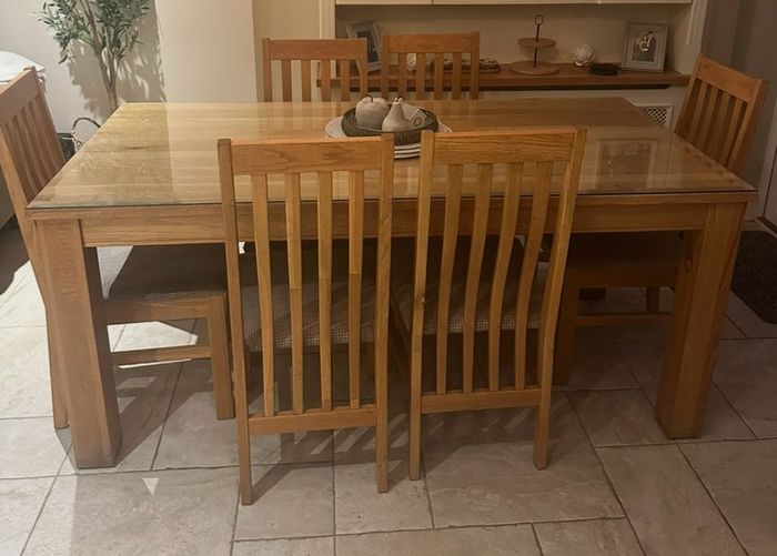 Solid Oak Table And 6 Chairs.