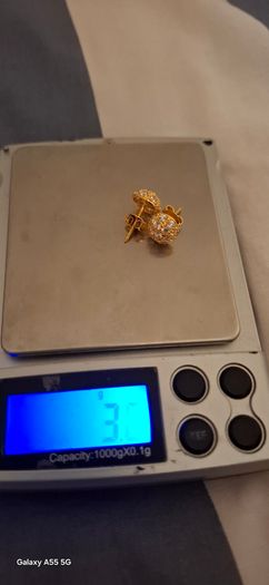 Women's 21K (marked 21K) gold earrings with zirconia stones, weighs 3grams