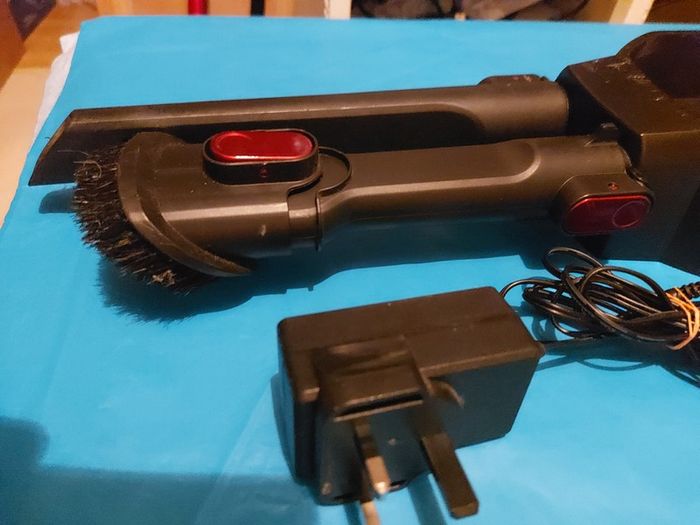 Silvercrest Hoyer Handel verticle vacuum cleaner with charger and accessories in excellent condition