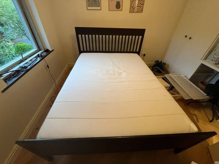 King bed with mattrass