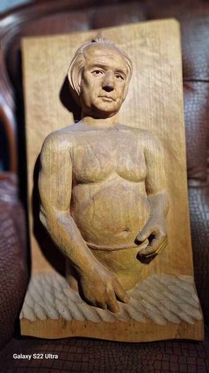 Sculptures, portraits made of wood.