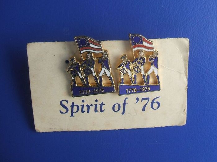 SPIRIT OF '76 (American Bicentenary of Independence) - a vintage pair of commemorative badges on backing-board (1976)