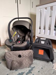 Egg 2 Car Seat & Base from Newborn to 15 months
