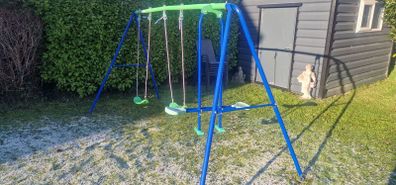 Garden swing set  (3 swings)