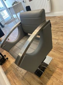 2 Dir salon chairs