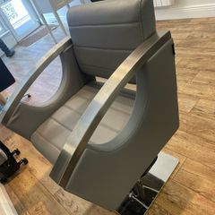 2 Dir salon chairs