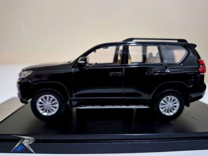 1:43 Toyota Land Cruiser Prado -Black