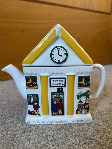 Vintage Wade Primrose Junction Teapot